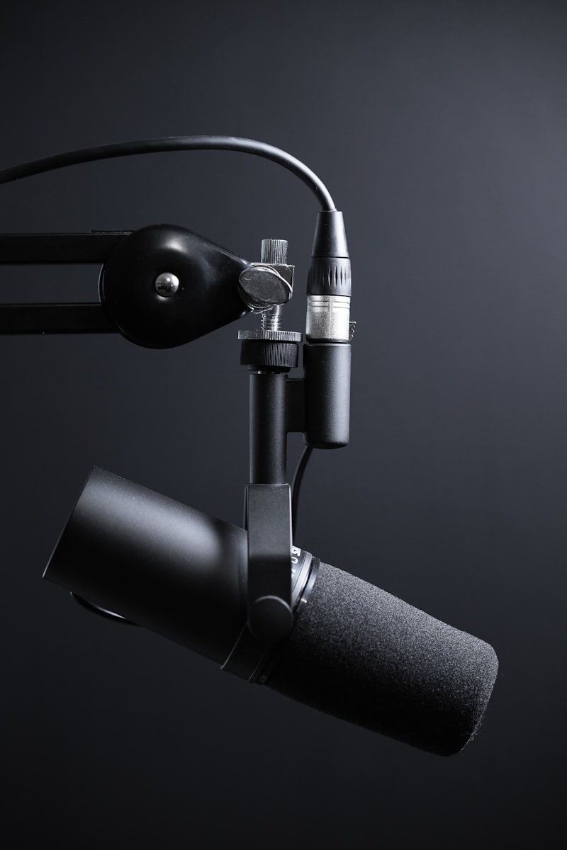 Studio d'enregistrement de balado moderne avec microphones professionnels